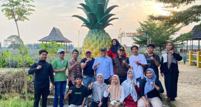 
					Ketua DPRD Muaro Jambi Aidi Hatta Mendampingi Anggota DPR RI Haji Bakri di Desa Sakean