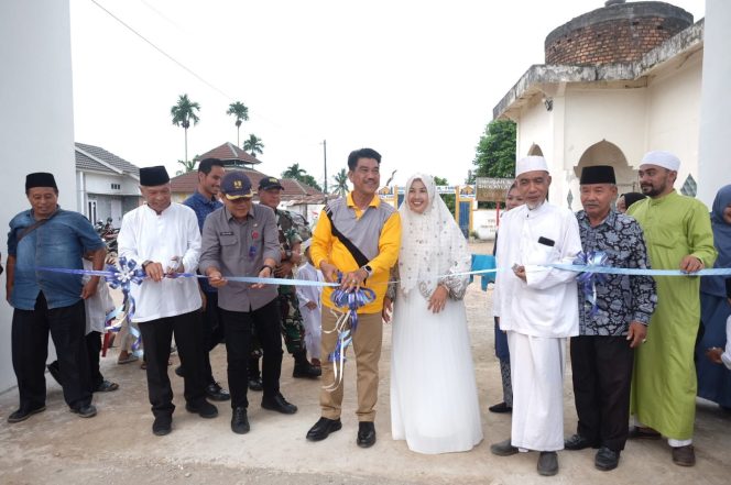 
					Pj Bupati Raden Najmi Resmikan Gapura dan MCK Ponpes Al Faqih Kasang Pudak