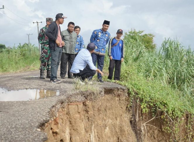 
					Pj Bupati Raden Najmi Didampingi Kadis PUPR Tinjau Jalan Longsor
