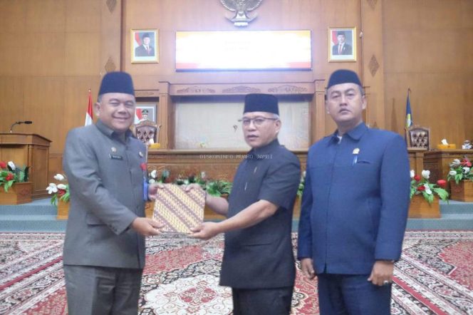 
					Ketua DPRD Aidi Hatta Ketua DPRD Muaro Jambi Pimpin Rapat Paripurna Tentang Pandangan Umum Fraksi-Fraksi Dewan terhadap 3 Rancangan Peraturan Daerah (Ranperda) Kabupaten Muaro Jambi 2025