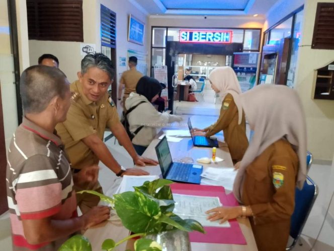
					Wakil Bupati Muaro Jambi Junaidi H. Mahir Sidak Sejumlah Kantor Dinas