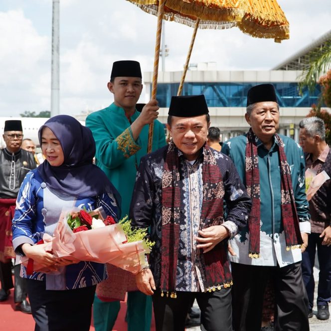 
					Penyambutan Gubernur dan Wakil Gubernur Jambi dengan Prosesi Adat Seloko