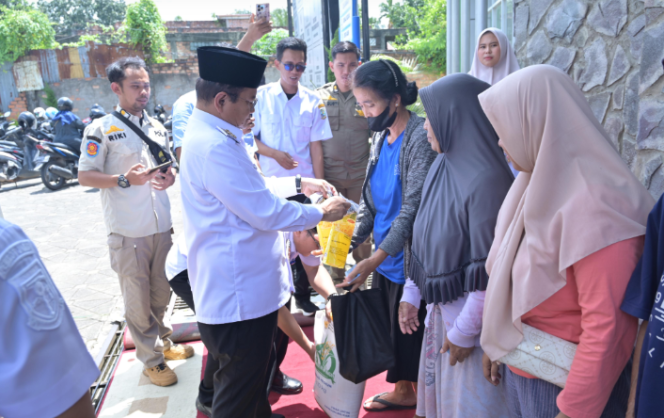 
					Wali Kota Jambi Serahkan Bantuan Cadangan Pangan Februari–Maret untuk Stabilitas Ekonomi