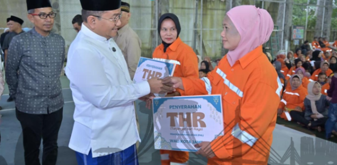
					Wali Kota Jambi Buka Puasa Bersama Pahlawan Kebersihan, Serahkan THR sebagai Bentuk Apresiasi Nyata