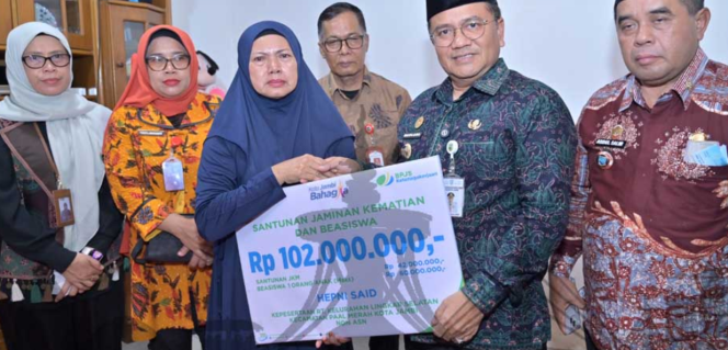
					Takziah di Rumah Ketua RT, Wali Kota Jambi Serahkan Beasiswa bagi Ahli Waris