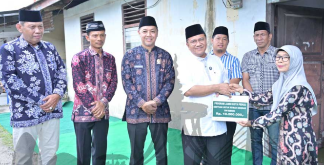 
					Wali Kota Jambi dan Baznas Salurkan Bantuan Sosial untuk Anak Yatim Piatu di Kota Jambi