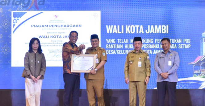 
					Wali Kota Maulana Raih Penghargaan Menteri Hukum RI atas Pos Bantuan Hukum di 68 Kelurahan Kota Jambi