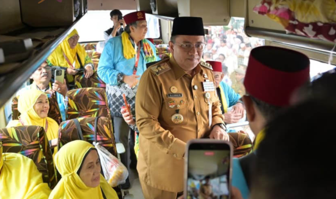
					435 Jamaah Calon Haji Kota Jambi Resmi Diberangkatkan, Awali Perjalanan Suci Menuju Tanah Suci