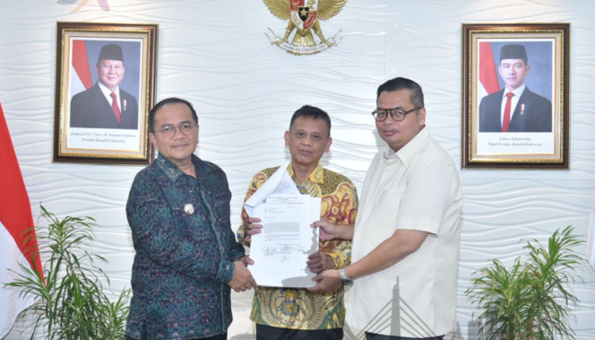 
					Langkah Nyata Selesaikan Masalah Zona Merah, Wali Kota Maulana Bersama Kemas Faried Serahkan Surat Permohonan ke Presiden