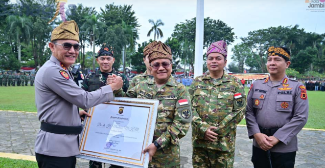 
					Kapolda Jambi Beri Penghargaan kepada Wali Kota Jambi atas Keberhasilan Menjaga Kondusivitas Wilayah