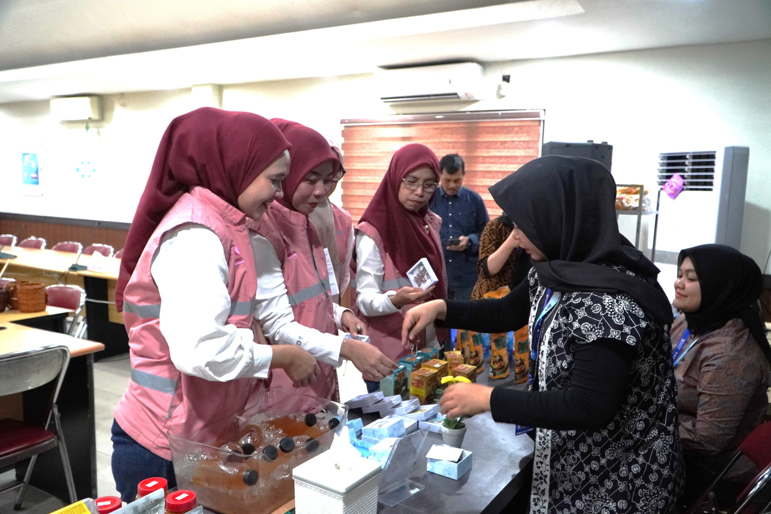 UMK Binaan Rumah BUMN Jambi Hadir dalam Srikandi Movement PLN, Dorong Semangat Women Support Women