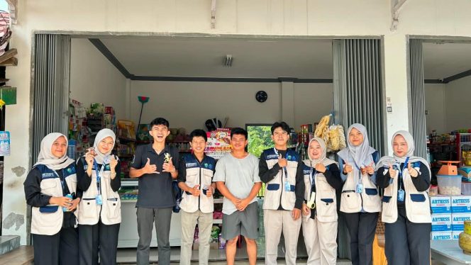 
					Potensi dan Tantangan Strategi Pemasaran Produk Lokal UMKM Desa Teluk Raya
