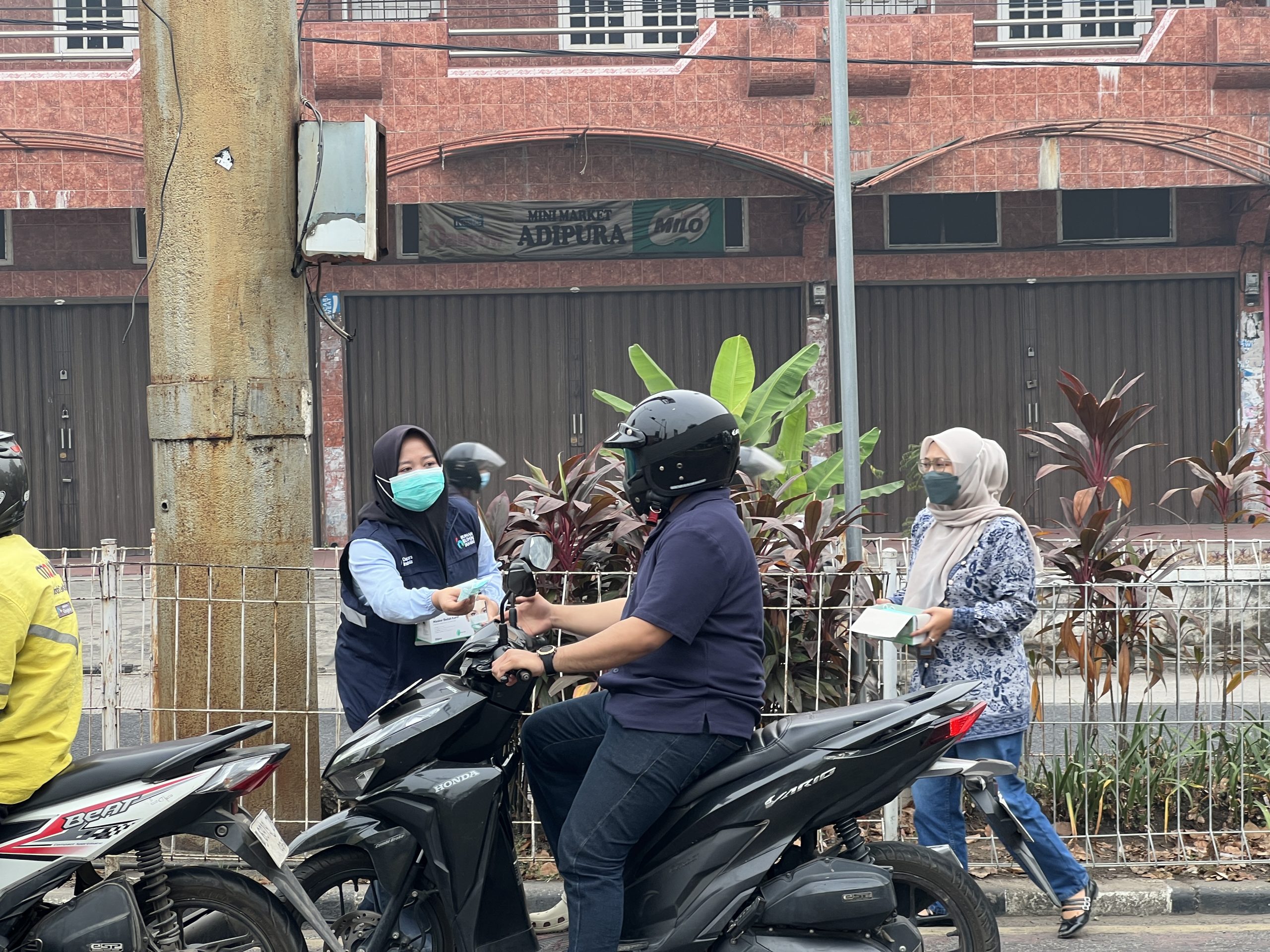 Rumah BUMN Jambi Bagikan Masker di Simpang Tugu Adipura, Ajak Masyarakat Waspada Kabut Asap